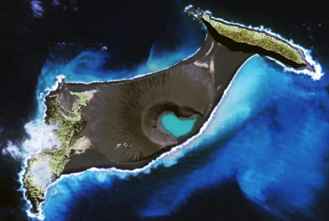 汤加海底火山再次大喷发失联数天 岛屿受灾前后的卫星影像对比图